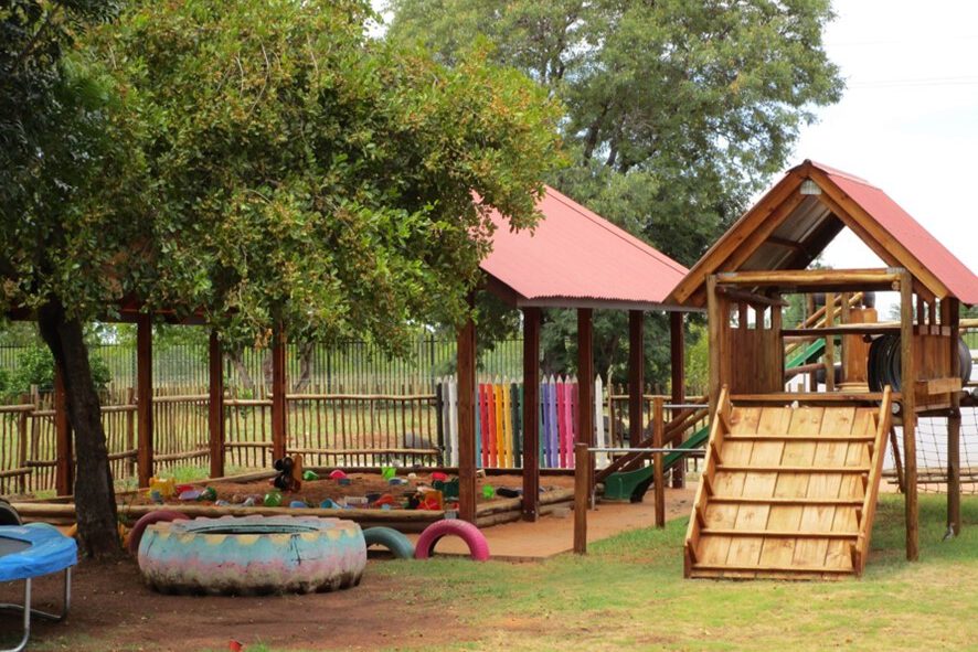 Kinderspielplatz im Garten in der Nähe von Pretoria