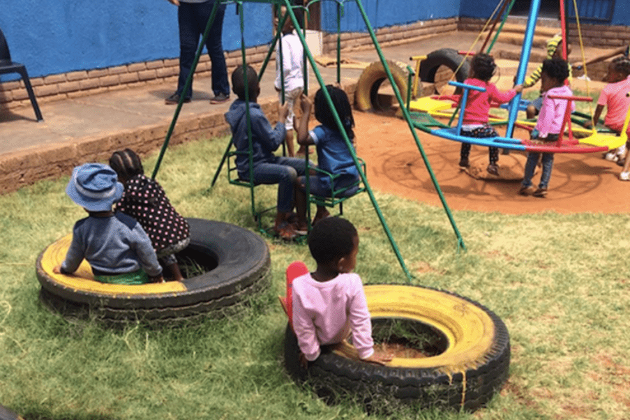 Kinder spielen auf dem Spielplatz.