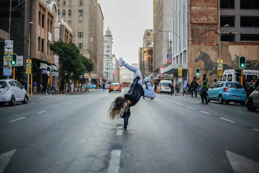 Tanzende Frau in Johannesburg